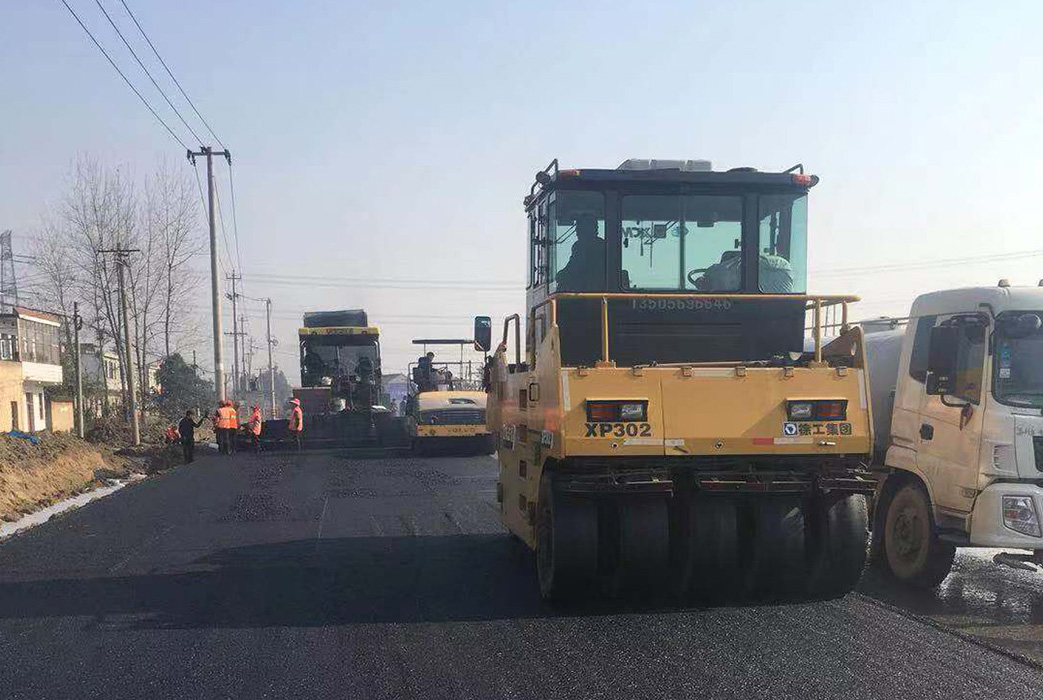 肥东县店石路02标项目沥青砼下面层试验段摊铺工作顺利完成