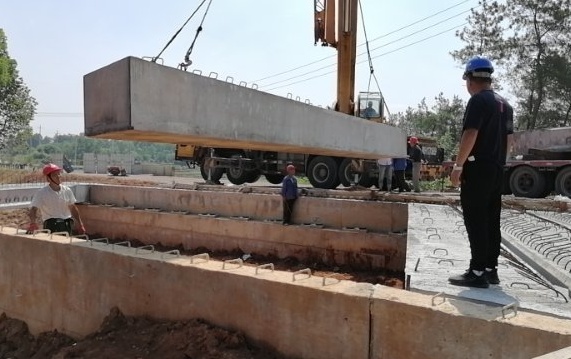 S335白湖到钱桥第3标段桥梁吊装顺利完工