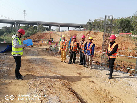 G530查桥至牛矶段一级公路建设工程 全线首根墩柱顺利浇筑完成