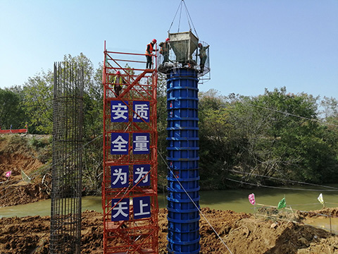 G530查桥至牛矶段一级公路建设工程 全线首根墩柱顺利浇筑完成