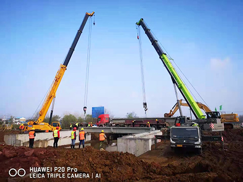 S366合六南通道建设工程03标 K33+288小桥顺利完成首片T梁架设