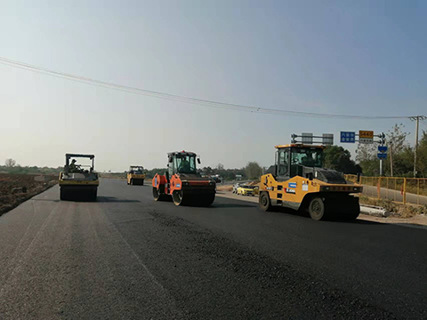 S366合六南通道建设工程三标段沥青砼下面层试验段摊铺工作顺利完成