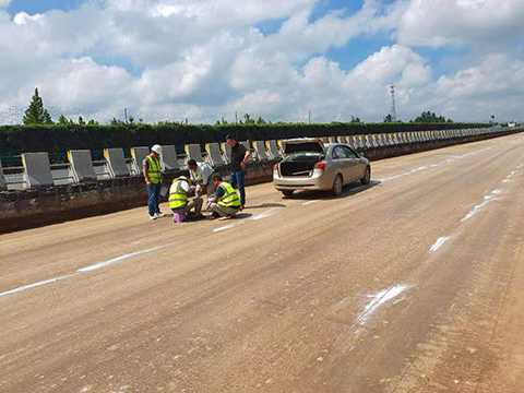 共奋进、勇争先——合六叶高速改扩建项目06标二工区主线右幅路基率先完工