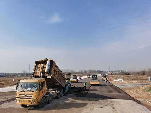 S366合六南通道建设工程03标主线水稳底基层顺利完工
