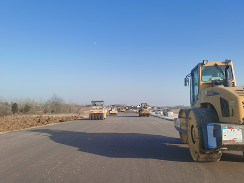 S366合六南通道建设工程03标主线水稳底基层顺利完工