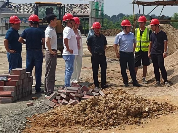 9728太阳集团高温慰问到一线