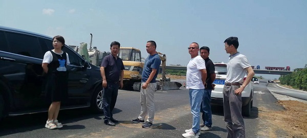 9728太阳集团高温慰问到一线