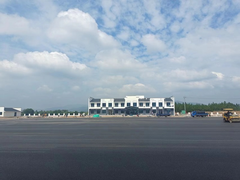 乘着东风，一路启航——G206桐城范岗服务区场区沥青路面摊铺完成