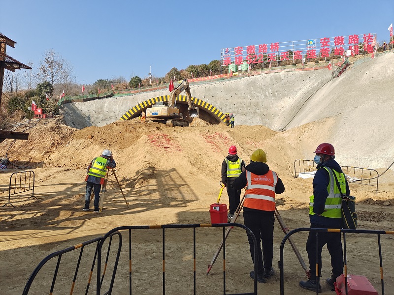 S22天天高速安庆至潜山段营岭隧道项目左洞顺利进洞