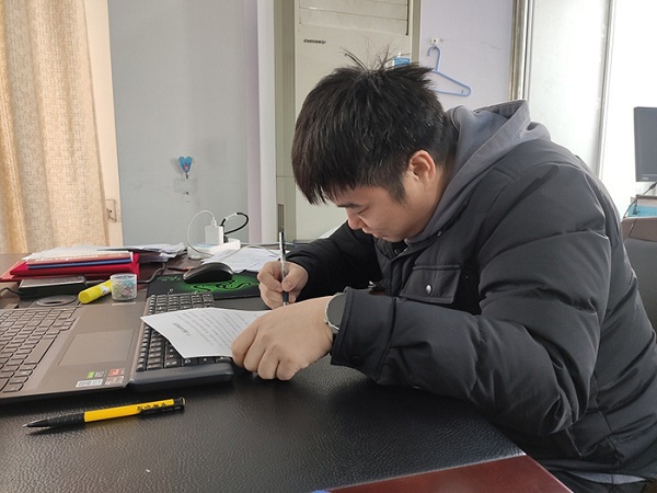 9728太阳集团党支部 组织党员干部签署廉洁自律承诺书