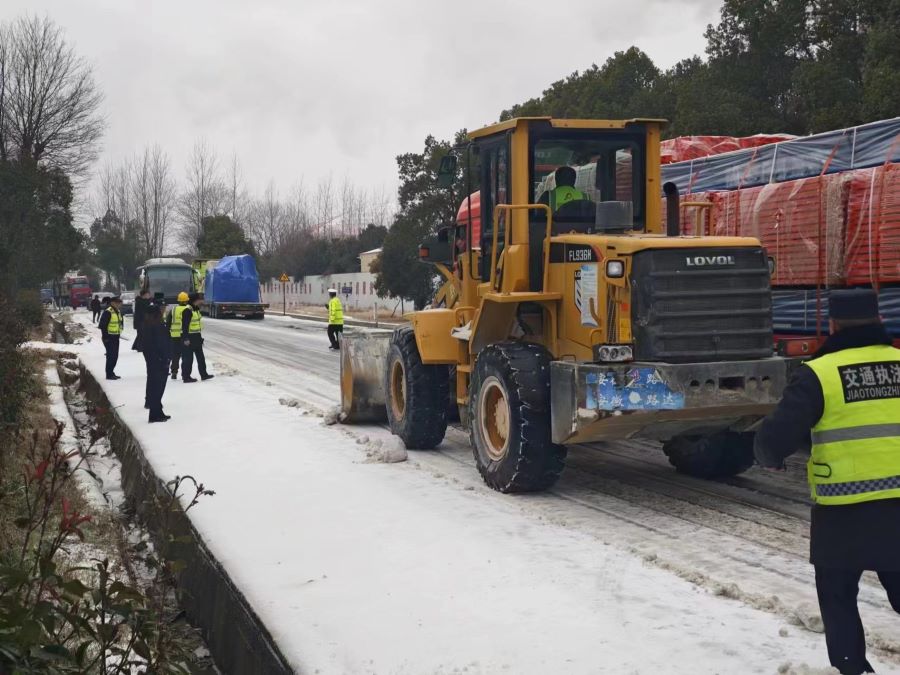 以雪为令!S22天天高速营岭隧道项目部除冰扫雪在行动