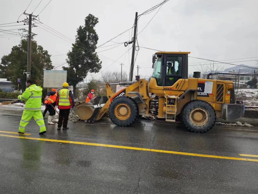 以雪为令!S22天天高速营岭隧道项目部除冰扫雪在行动