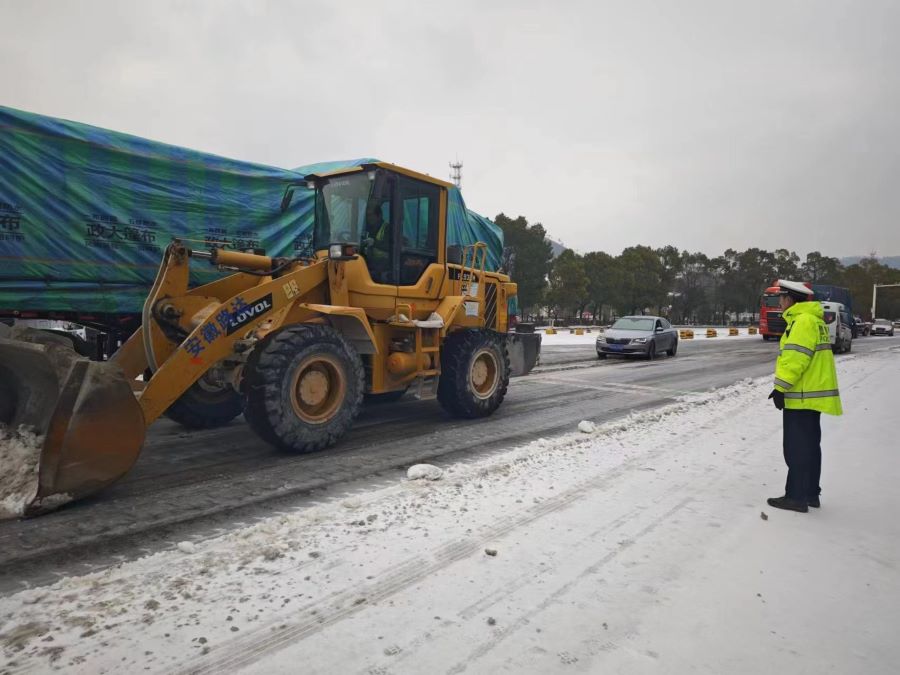 以雪为令!S22天天高速营岭隧道项目部除冰扫雪在行动