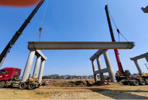 S22天天高速凉月二标二工区首片预制箱梁顺利架设