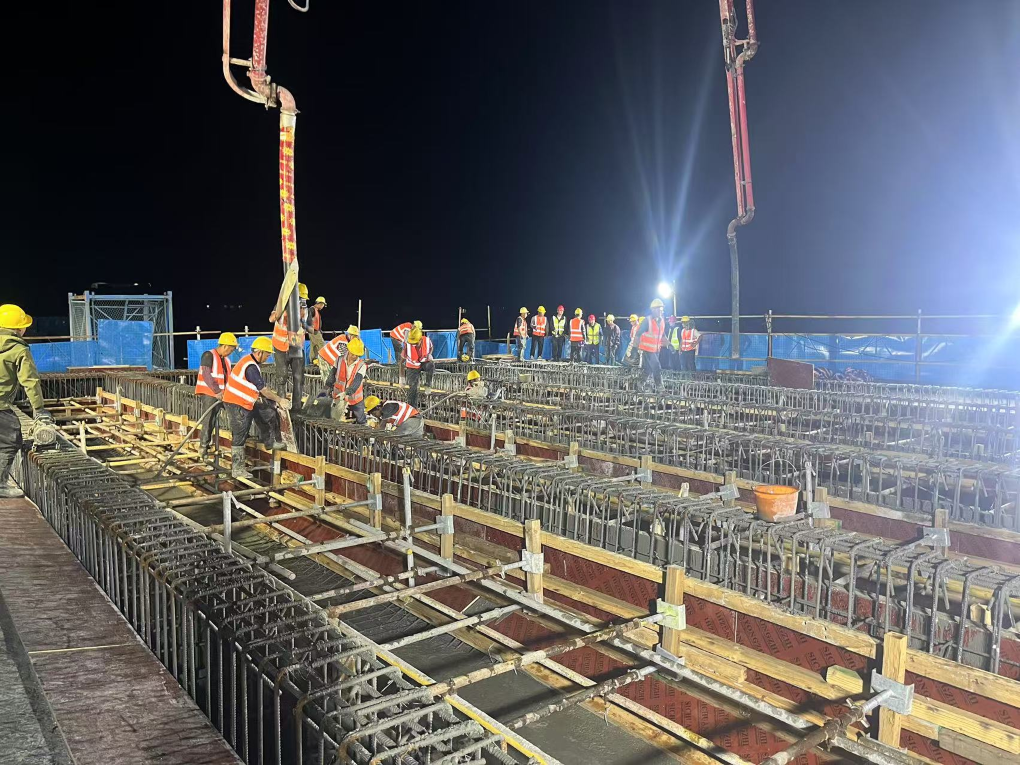 S22天天高速凉月二标二工区AK2+450匝道桥第三联首件现浇箱梁底腹板浇筑顺利完成