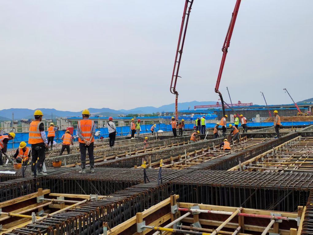 S22天天高速凉月二标二工区AK2+450匝道桥第三联首件现浇箱梁底腹板浇筑顺利完成