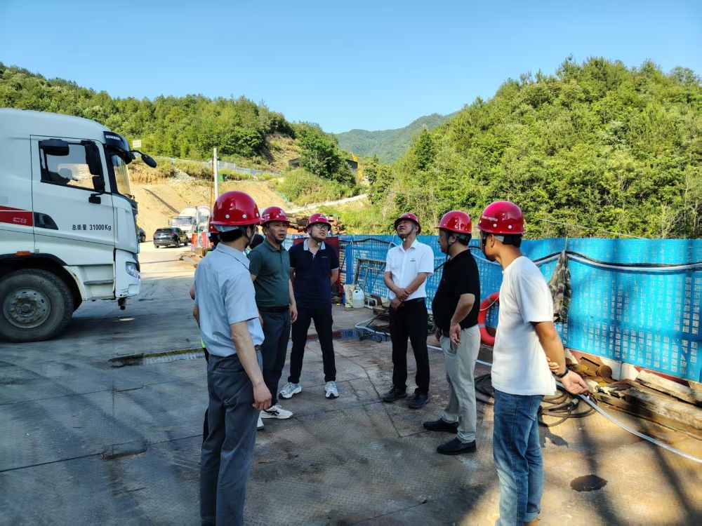 闵芳芬到潜山市浒山湖连心大桥新建工程项目调研指导