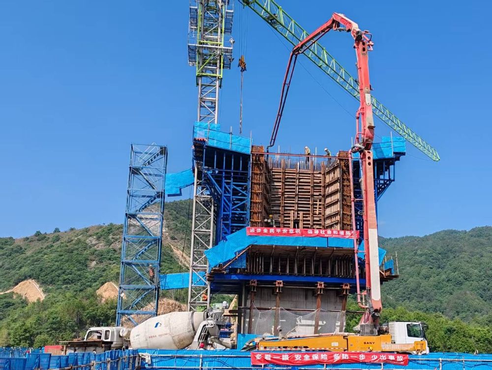 潜山市浒山湖连心大桥新建工程项目1号墩悬臂现浇箱梁0号块浇筑顺利完成