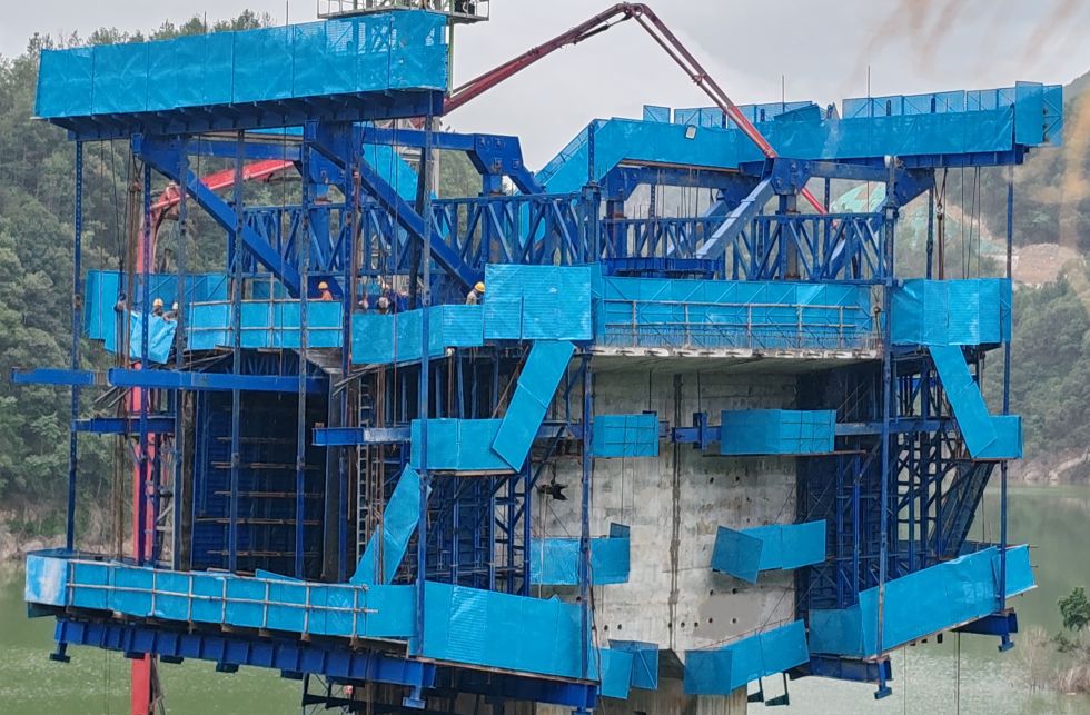 潜山市浒山湖连心大桥新建工程首件挂篮施工顺利完成