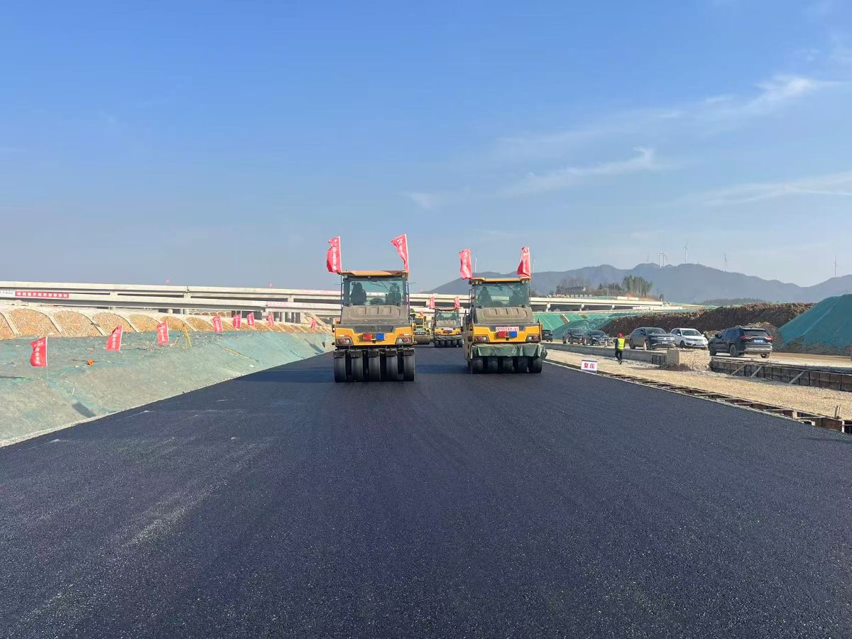 全线首段！S22天天高速凉月2标沥青下面层试验段顺利完成
